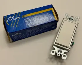5611-2w Leviton Levinton Decora 15a-120v Ac/ca - White New
